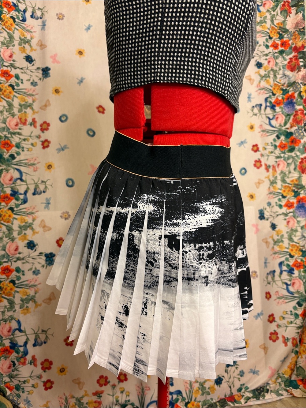 Adidas - Black and White Graphic Pleated Mini Skirt - Picture 3 of 8